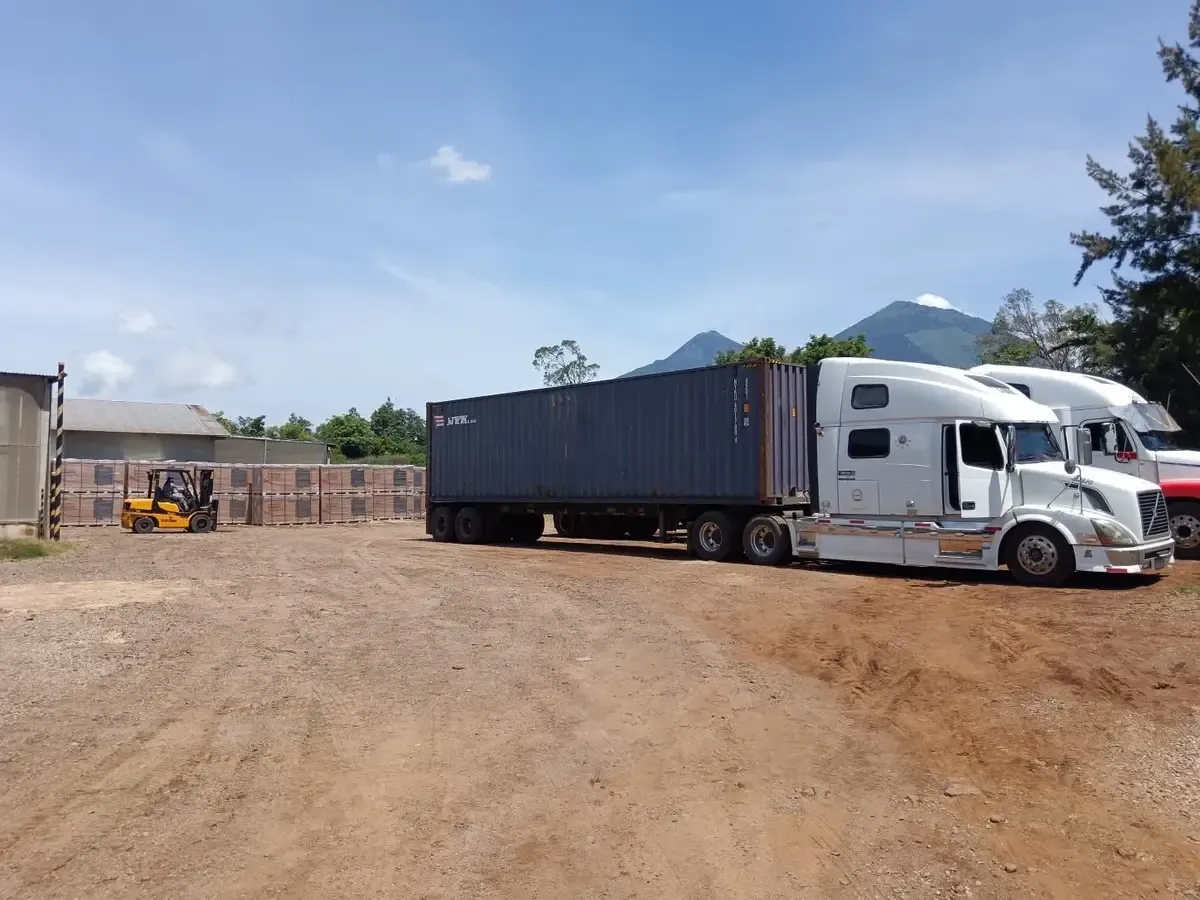 Camiones con contenedores que llevan paneles solares