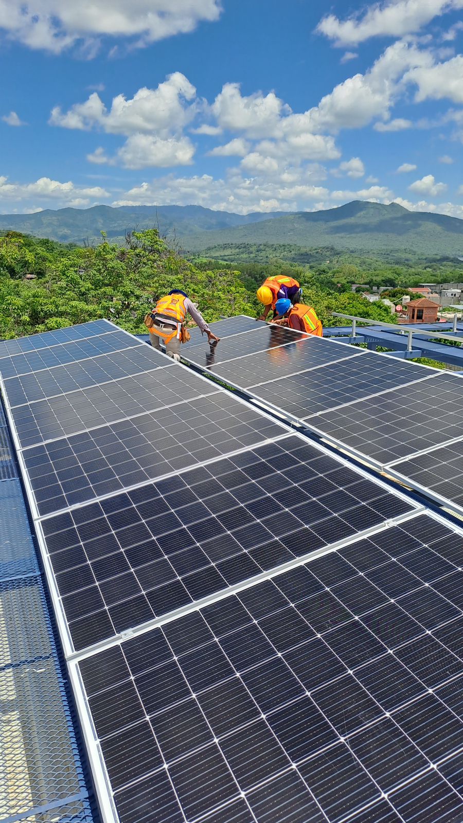 Instalación de paneles solares con vista a montañas