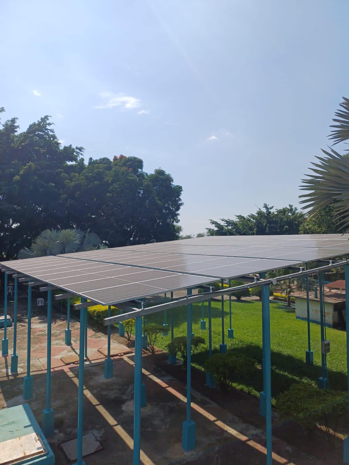 Paneles solares instalados sobre estructura con columnas azules