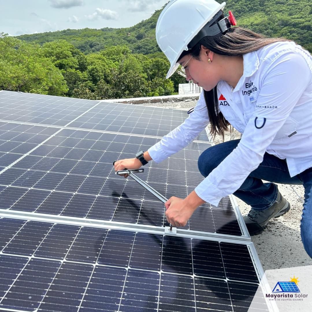 Paneles solares instalados en techo residencial