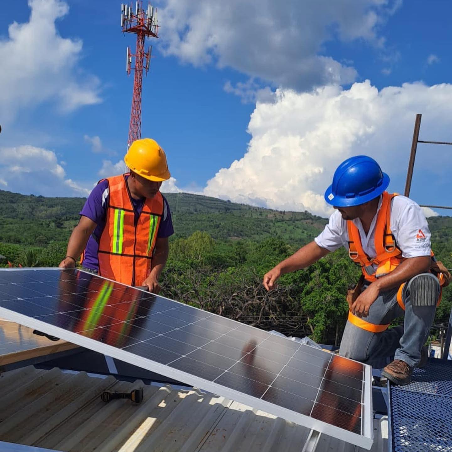 Instalación de paneles solares en proyecto comercial