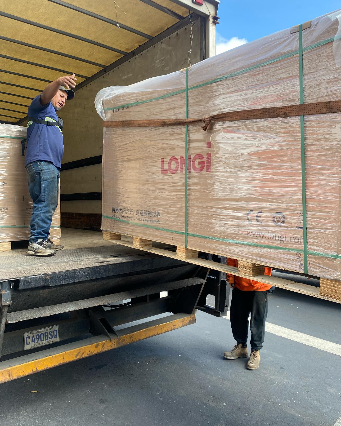 Técnico instalando estructura para paneles solares