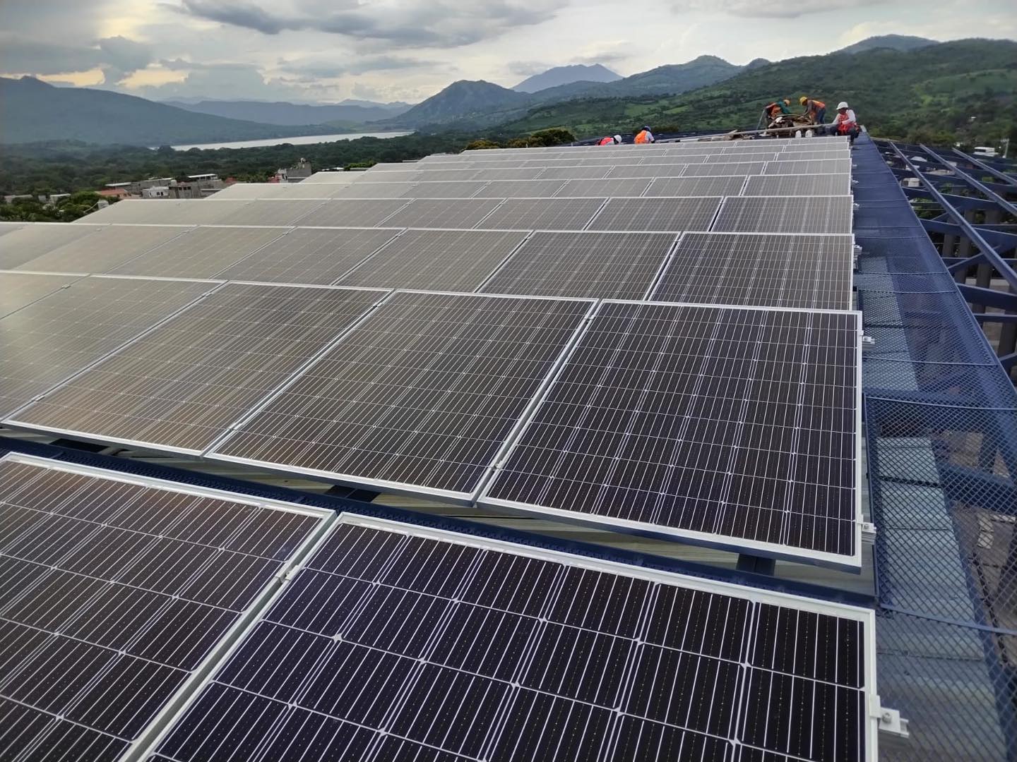 Proyecto solar completado con múltiples paneles